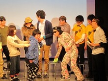 丸見えでブーブークッションを仕掛ける永野。めんどくさがってひっかかろうとした石原だったが「お尻がふわふわすぎる」ということで鳴らず。