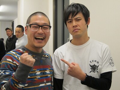 「とにかく醜い争い！ 第1回松竹芸能杯心のブスNO.1決定戦」で優勝したピーマンズスタンダード吉田とセコンドのオジンオズボーン篠宮。