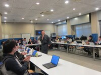 自然と拍手を始める会議のメンバー。