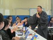 握手をしてまわるRG。