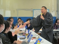 握手をしてまわるRG。