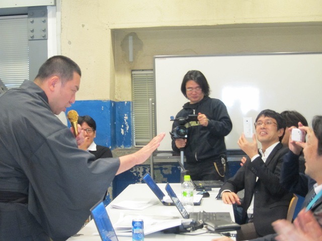 偉い人たちの写メにも「よお～！」のポーズで応えるRG。