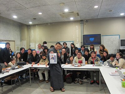 よしもとアール・アンド・シーの編成会議にサプライズ訪問したレイザーラモンRG。