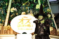 映画「オズ はじまりの戦い」の「オズツリー」点灯式イベントに登場した南海キャンディーズ・しずちゃん。