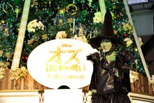 映画「オズ はじまりの戦い」の「オズツリー」点灯式イベントに登場した南海キャンディーズ・しずちゃん。