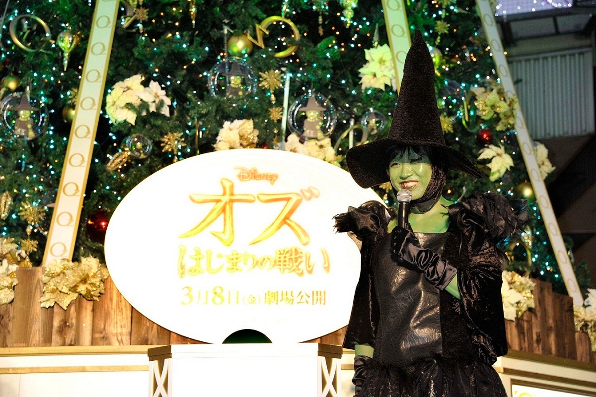 映画「オズ はじまりの戦い」の「オズツリー」点灯式イベントに登場した南海キャンディーズ・しずちゃん。