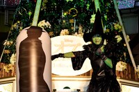 「等身大“オズ”バルーン」にパンチを放ったしずちゃん。