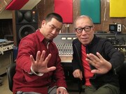 3月6日発売のレイザーラモンRGソロDVD「GREATEST HITS<グレイテスト・ヒッツ>」にDJとして参加した小林克也。AB蔵のポーズを一緒に。