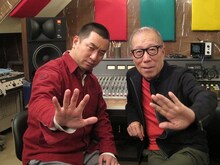 3月6日発売のレイザーラモンRGソロDVD「GREATEST HITS＜グレイテスト・ヒッツ＞」にDJとして参加した小林克也。AB蔵のポーズを一緒に。