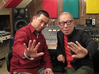 3月6日発売のレイザーラモンRGソロDVD「GREATEST HITS＜グレイテスト・ヒッツ＞」にDJとして参加した小林克也。AB蔵のポーズを一緒に。