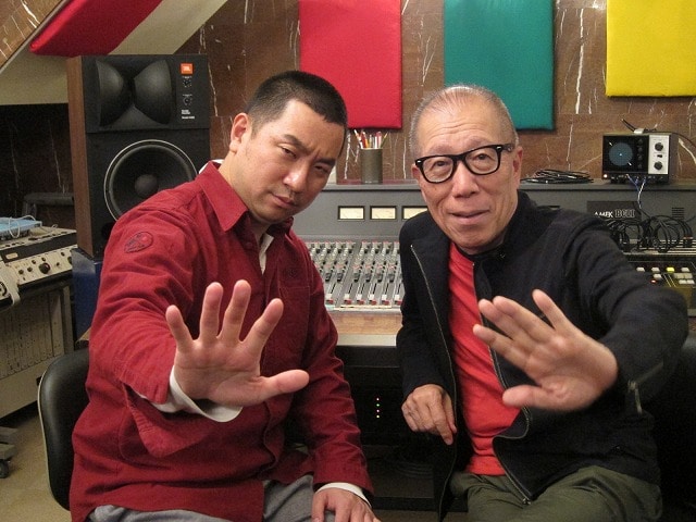 3月6日発売のレイザーラモンRGソロDVD「GREATEST HITS＜グレイテスト・ヒッツ＞」にDJとして参加した小林克也。AB蔵のポーズを一緒に。