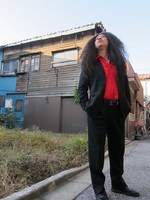 DVD用に撮影した一場面。この2つのロケ写真は果たして誰の歌の何あるあるなのか。共通点を探して推測してみよう。