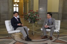 三浦知良選手（左）と加藤浩次（右）。(c)TBS