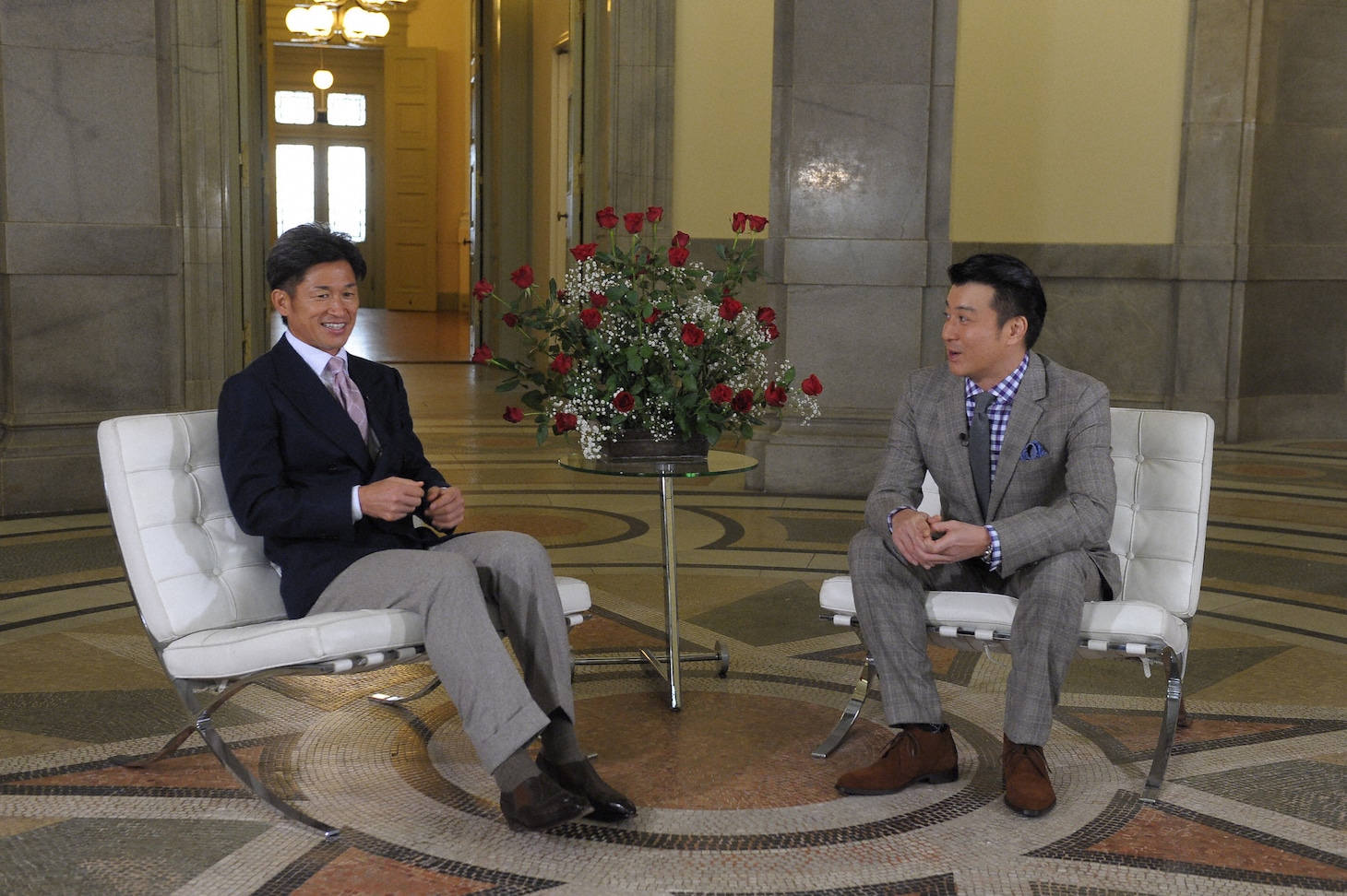 三浦知良選手（左）と加藤浩次（右）。(c)TBS