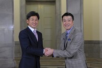 「スーパーサッカー」元旦特番で対談を行う横浜FCの三浦知良選手（左）と加藤浩次（右）。(c)TBS