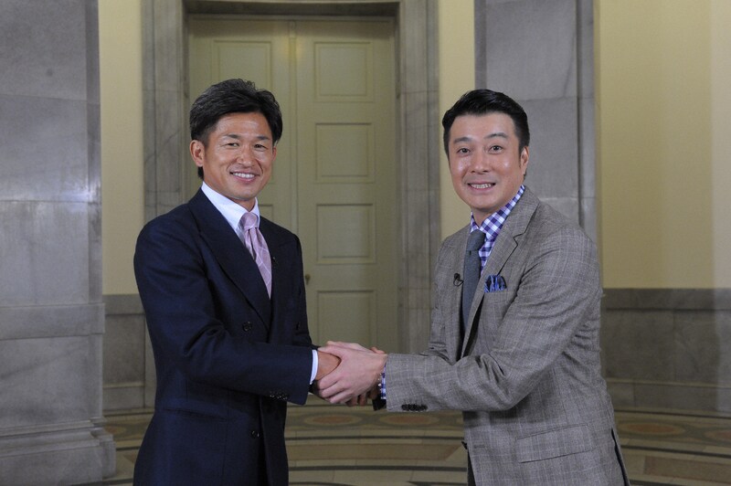 「スーパーサッカー」元旦特番で対談を行う横浜FCの三浦知良選手（左）と加藤浩次（右）。(c)TBS