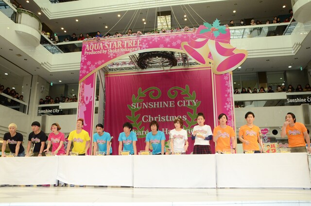 一斉にシュークリームを食べる「パワー☆プリン」メンバー。甘いシュークリームを食べるとミッションクリアだが、そのほとんどには激辛カラシが入っている。