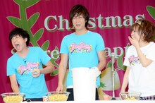 激辛カラシ入りシュークリームを食べた直後のパンサー向井、パンサー尾形、田中涼子（左から）。