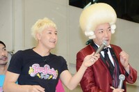 チョコレートプラネット長田と2700八十島（左から）。