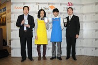 フォトセッションに登場したピース（中央）ら。