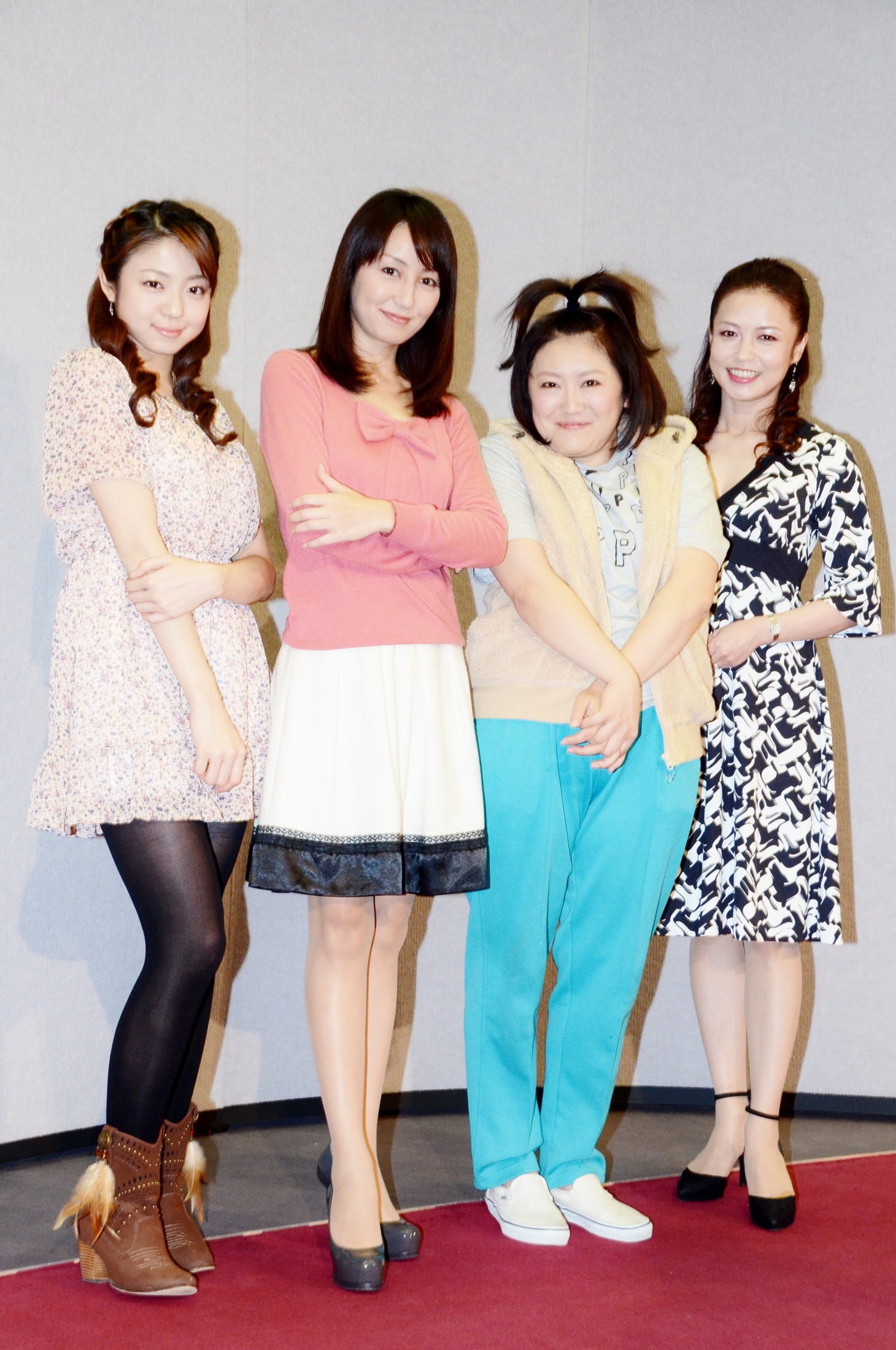 （左から）中村静香、矢田亜希子、森三中・黒沢、横山めぐみ。