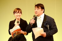 MCの彦摩呂（右）とアシスタントの笹木香利（左）。