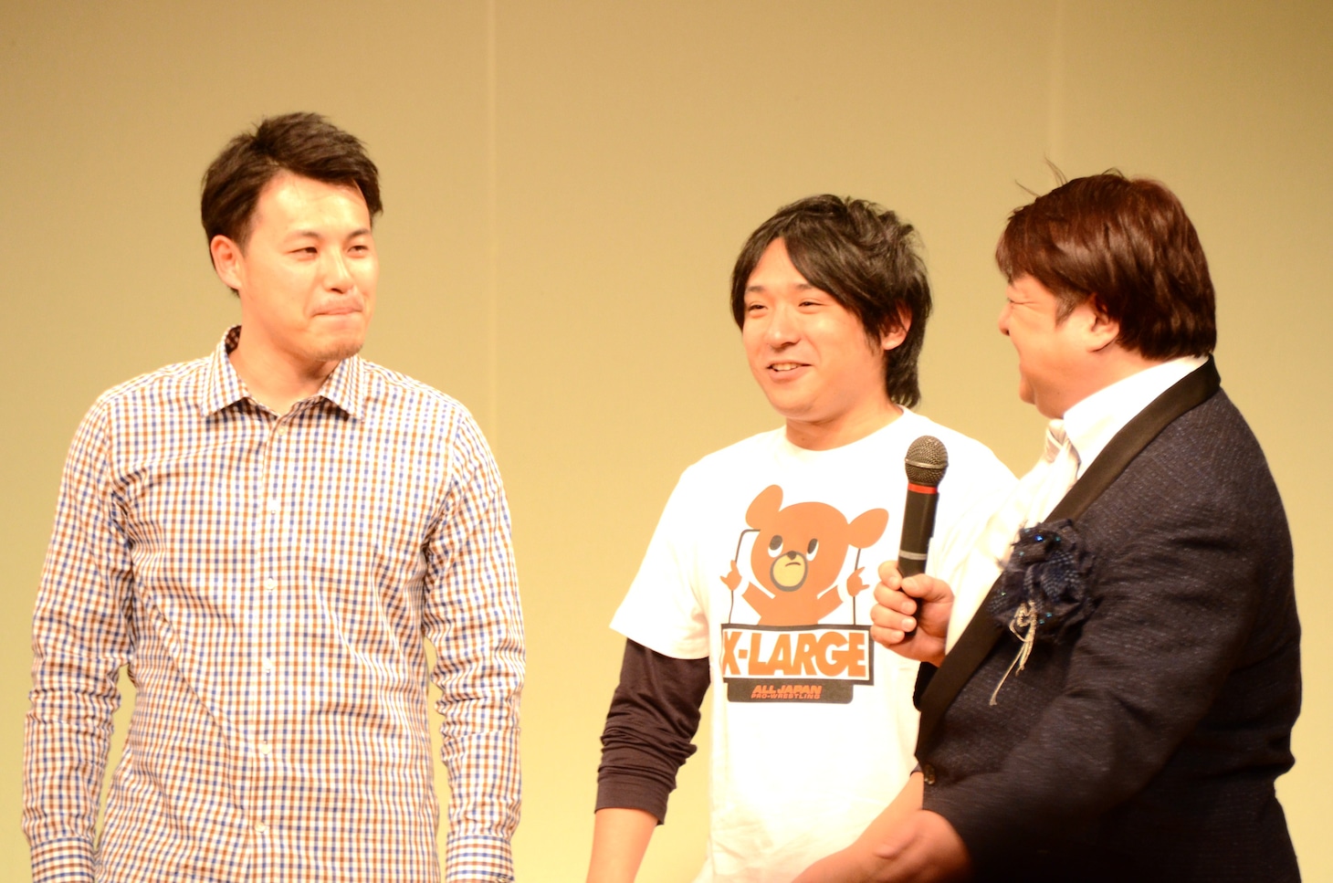 セミファイナルでトップリードに敗れたアルコ＆ピースと、彦摩呂（右）。