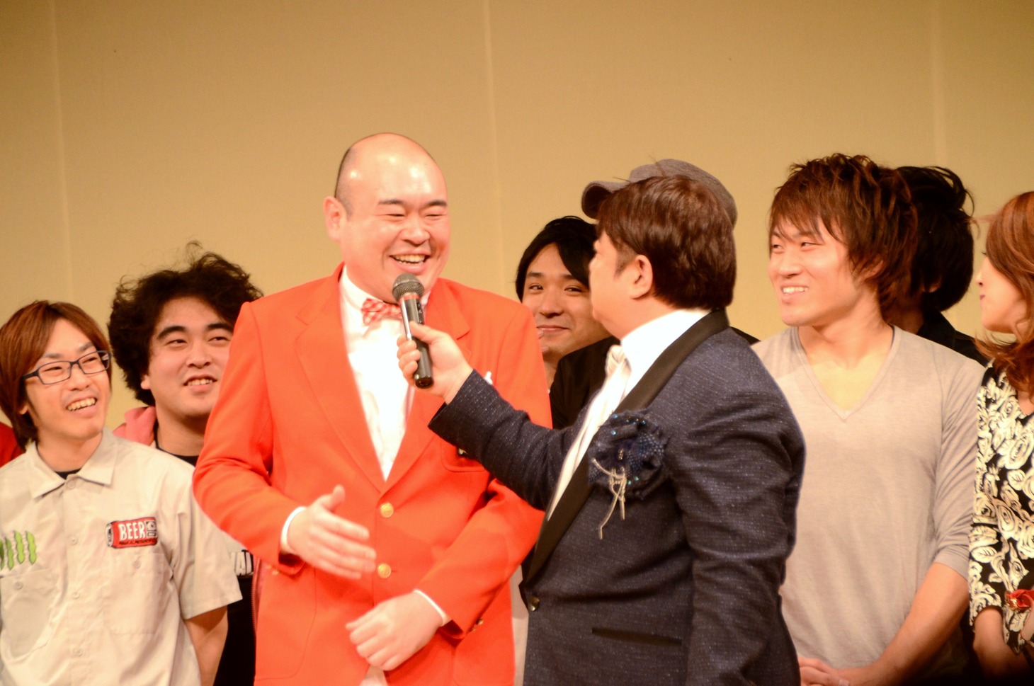 エンディングで彦摩呂に話を聞かれる新宿カウボーイ・かねきよ（中央）。