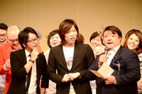 年間チャンピオンに輝いた風藤松原と、彦摩呂（右）。