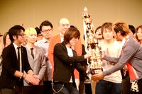 つるの剛士（右端）から優勝トロフィーを受け取る風藤松原・松原（中央）。