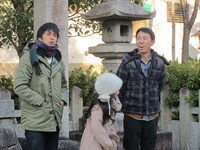 本田望結とデートをしようと神社に来たチュートリアル徳井。「ガリガリもついてきたやん」と福田の姿にがっかり。2人はここであるお願いをする。