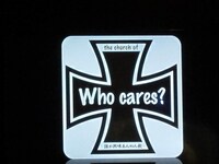 「誰が興味あんねん教」ロゴ