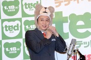 写真撮影のためテッドの被り物と手袋をスタッフから手渡された有吉。「こんな格好でアフレコっていう屈辱もないですよね」と文句を言いながらも渋々テッドに扮していた。
