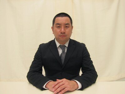 新党あるあるを立ち上げ、2013年3月6日発売のソロDVD「GREATEST HITS＜グレイテスト・ヒッツ＞」で10個のあるあるを歌うと約束したレイザーラモンRG党首。