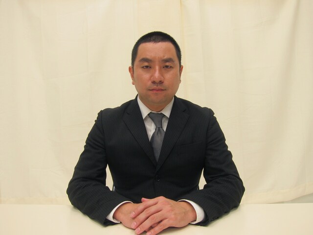 新党あるあるを立ち上げ、2013年3月6日発売のソロDVD「GREATEST HITS＜グレイテスト・ヒッツ＞」で10個のあるあるを歌うと約束したレイザーラモンRG党首。