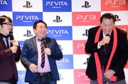 「元気があればプレイステーションもできる」と言いながら登場した猪木（右端）。
