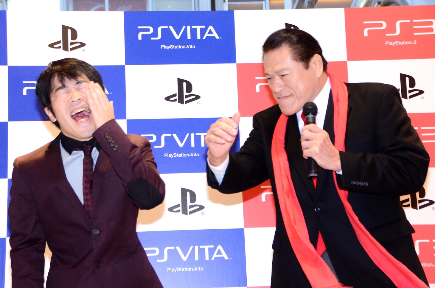 「PlayStation『猪木のビンタもツイてるパック』発売記念イベント」に登場したドランクドラゴン鈴木（左）とアントニオ猪木（右）。「今年1年ツイてなかった」という鈴木に、猪木が「縁起がいい」と言われるビンタをお見舞いした。