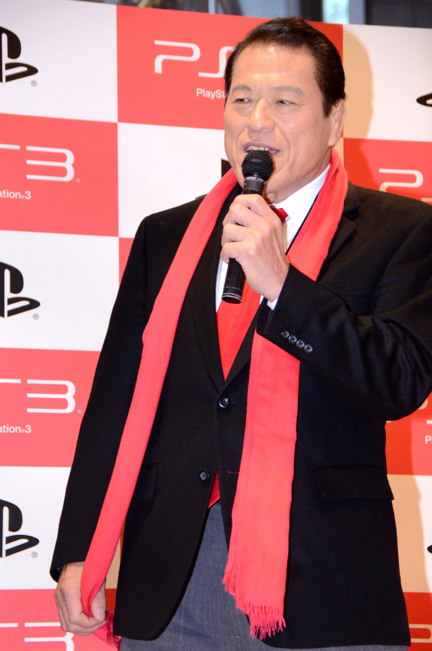 アントニオ猪木。鈴木の現状について「君の家ではウォシュレットを使ってないな（＝“ウン”がないな）」とジョークを放った。