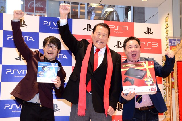 「PlayStation『猪木のビンタもツイてるパック』発売記念イベント」に登場したドランクドラゴンとアントニオ猪木（中央）。