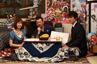 （左から）松尾翠アナ、ケンドーコバヤシ、埼玉西武ライオンズの涌井秀章投手。(c)フジテレビ