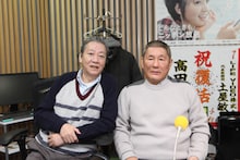 「高田文夫のラジオビバリー昼ズ」にゲスト出演したビートたけし（右）と、高田文夫（左）。(c)ニッポン放送