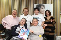 「高田文夫のラジオビバリー昼ズ」出演の（前列左から）高田文夫、ビートたけし、（後列左から）松村邦洋、サンドウィッチマン、磯山さやか。(c)ニッポン放送