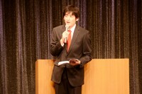 MCの博多大吉。