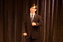 共通テーマ「コンビニ」で、店員の“品出し”から“レジ打ち”への動線にまつわる改善策を提案するバッファロー吾郎・竹若。