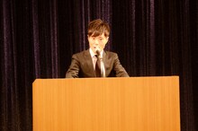 共通テーマ「コンビニ」で、「ゴシップは常に頭に入れておきたい」と「スポーツ新聞の立ち読み化」を訴えるカラテカ入江。