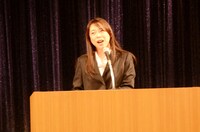 共通テーマ「コンビニ」で、「無味乾燥な感じをコンビニから受け取っている」と、歌をまじえて演説する椿鬼奴。