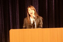 共通テーマ「コンビニ」で、「無味乾燥な感じをコンビニから受け取っている」と、歌をまじえて演説する椿鬼奴。