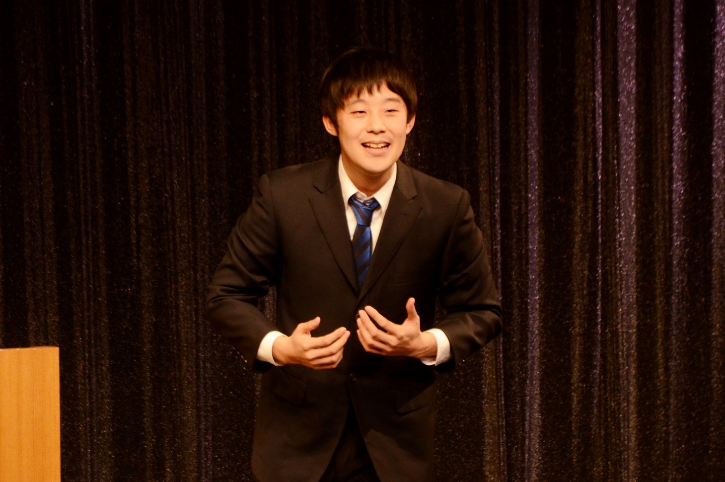 共通テーマ「コンビニ」で、おでんについて「入り口のコピー機のあたりに設置してほしい」「容器を透明に」と具体的な要望を述べる佐久間一行。