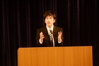 共通テーマ「コンビニ」で、対応のマニュアル化による弊害に言及する、しずる村上。ピース又吉がコンビニ店員時代に心がけていたという気の利いた接客を引き合いに出して、客席を沸かせた。