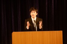 共通テーマ「コンビニ」で、対応のマニュアル化による弊害に言及する、しずる村上。ピース又吉がコンビニ店員時代に心がけていたという気の利いた接客を引き合いに出して、客席を沸かせた。